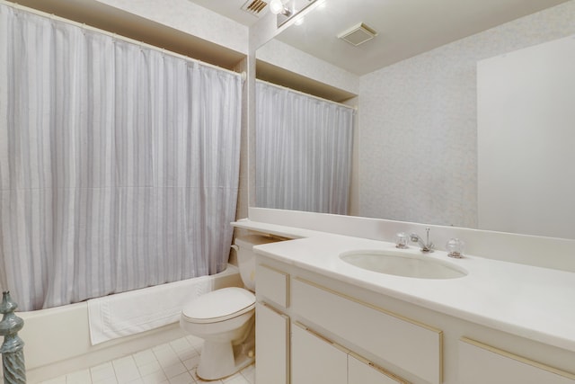 901 Club Dr, Palm Beach Gardens, FL 33418 - full bath featuring tile patterned flooring, vanity, toilet, shower / bath combo with shower curtain, and visible vents