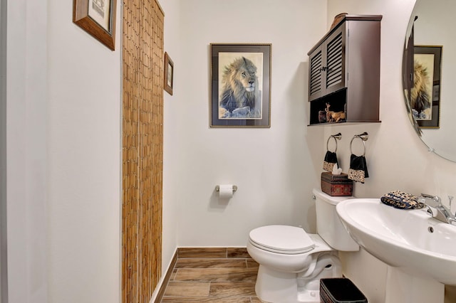 bathroom featuring a sink and toilet