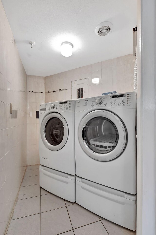 6372 La Costa Dr Unit 302, Boca Raton, FL 33433 - laundry room featuring washing machine and dryer and light tile patterned floors