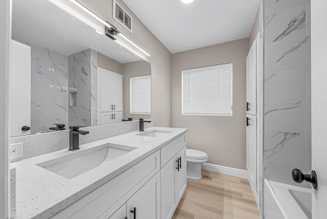 full bathroom featuring baseboards, visible vents, a sink, and toilet
