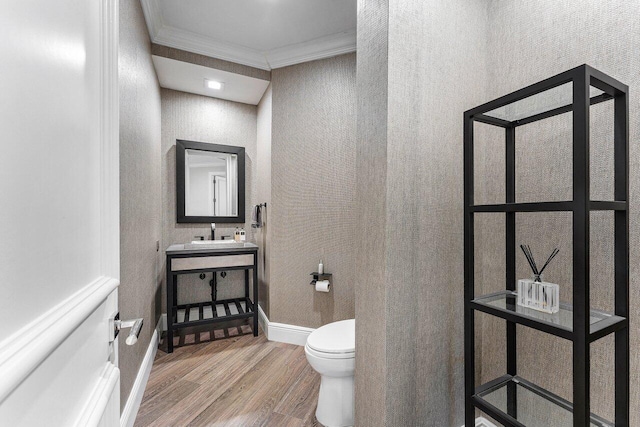 7383 Orangewood Ln Unit 304, Boca Raton, FL 33433 - bathroom featuring wood finished floors, crown molding, toilet, vanity, and baseboards