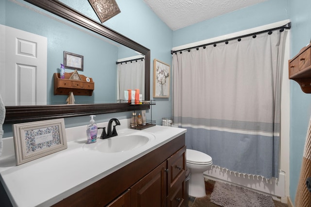 full bathroom featuring toilet, a shower with curtain, vanity, and a textured ceiling