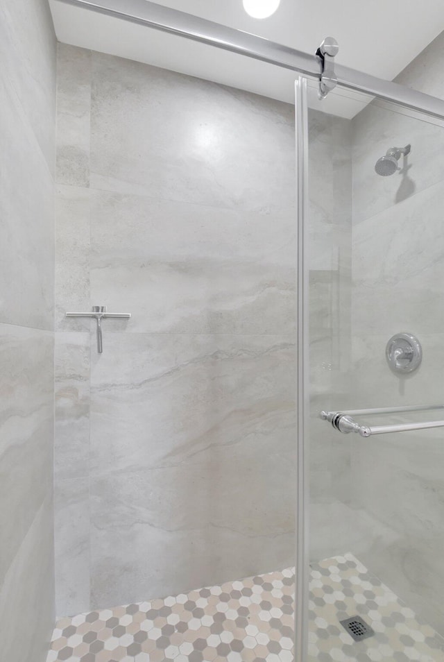 full bathroom featuring a shower stall