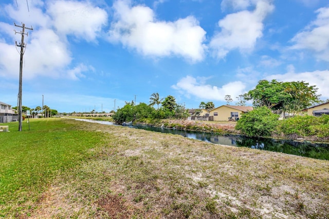 view of yard featuring a water view