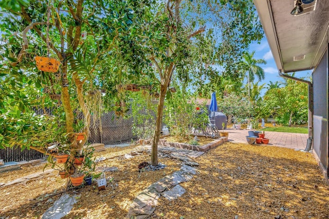 387 Yvonne Dr, West Palm Beach, FL 33406 - view of yard with fence