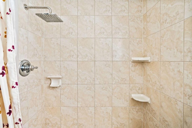 bathroom featuring a tile shower