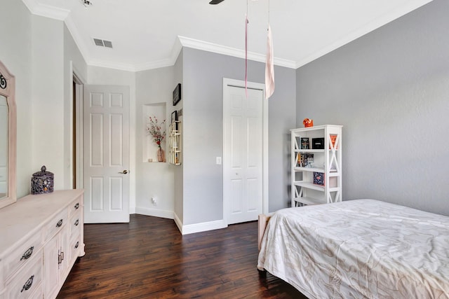 bedroom featuring crown molding, visible vents, a closet, baseboards, and dark wood-style flooring