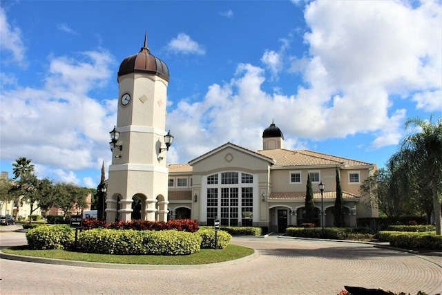 view of property featuring curved driveway