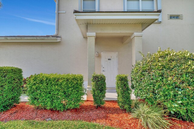 property entrance featuring stucco siding