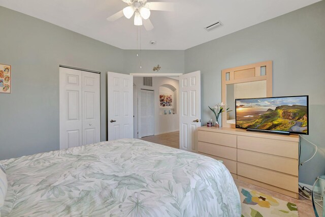 bedroom with visible vents, ceiling fan, and a closet