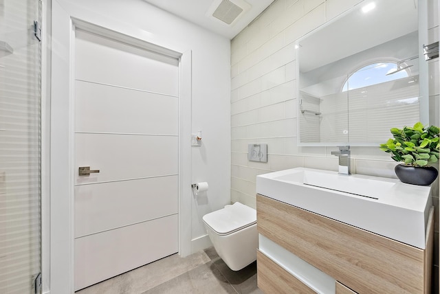 full bath with toilet, visible vents, and vanity