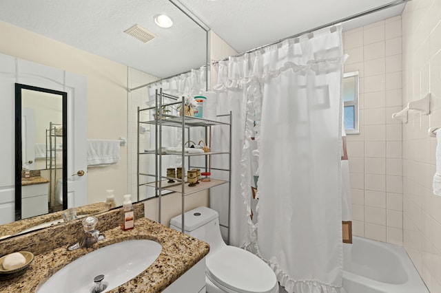 full bathroom with shower / bath combo with shower curtain, toilet, visible vents, and vanity