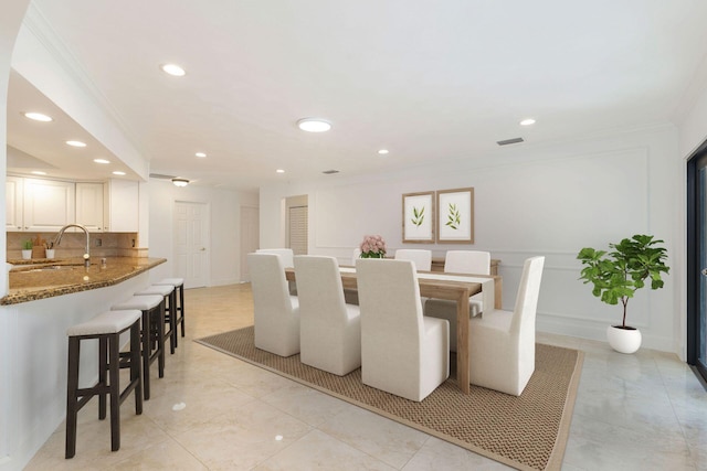dining space featuring ornamental molding, recessed lighting, and baseboards