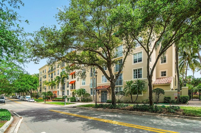 720 S Sapodilla Ave Unit 105, West Palm Beach, FL 33401 - view of property featuring fence and a residential view
