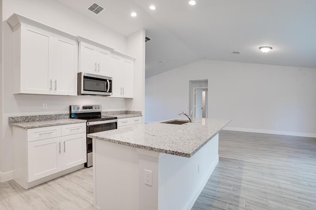 kitchen with recessed lighting, a kitchen island with sink, stainless steel appliances, a sink, and visible vents