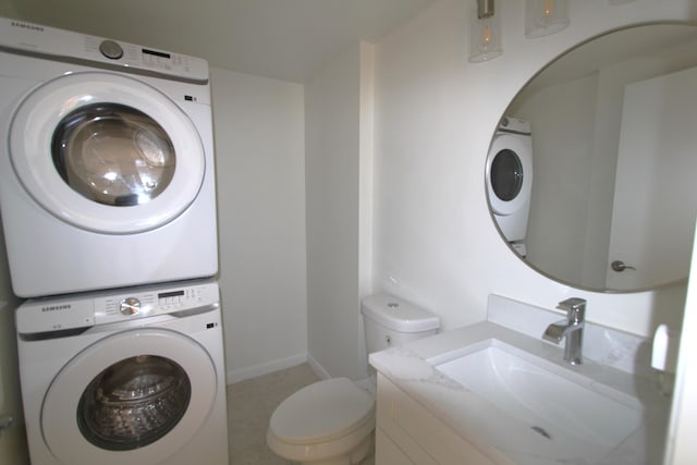 404 Live Oak Ln, Boynton Beach, FL 33436 - half bath with stacked washer and dryer, toilet, baseboards, and a sink