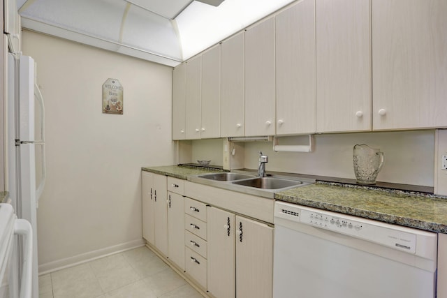 432 Grantham Unit B, Deerfield Beach, FL 33442 - kitchen featuring white appliances, a sink, and baseboards