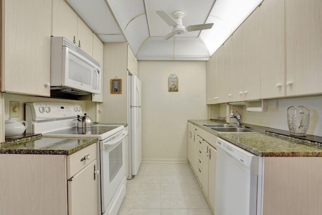 432 Grantham Unit B, Deerfield Beach, FL 33442 - kitchen featuring white appliances, a sink, a ceiling fan, and dark countertops