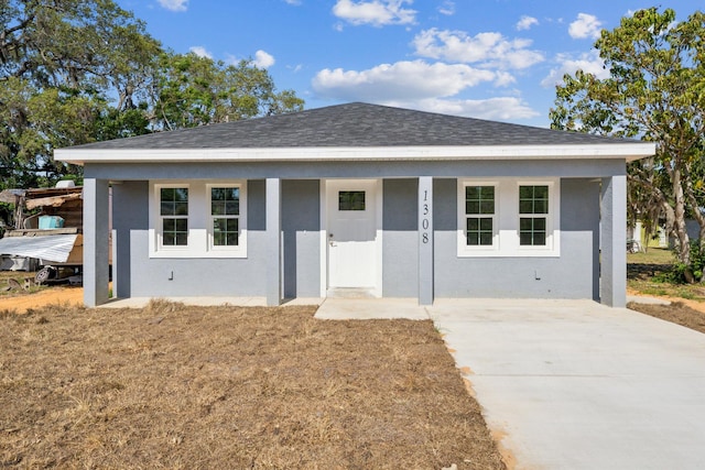view of front of home with stucco siding and driveway