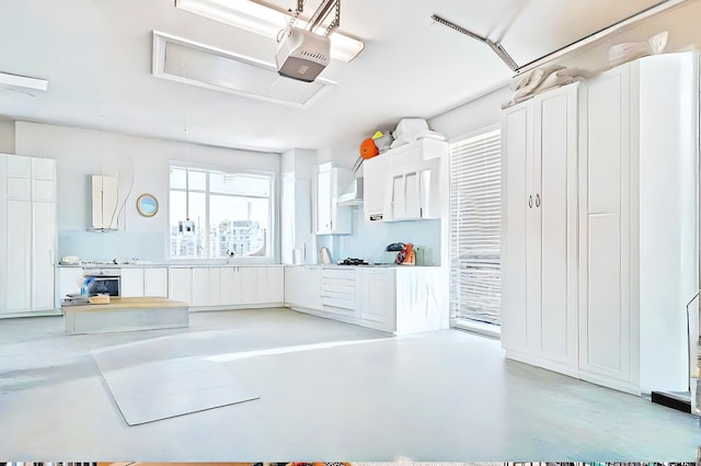 940 Turner Quay, Jupiter, FL 33458 - interior space featuring finished concrete flooring and white cabinets