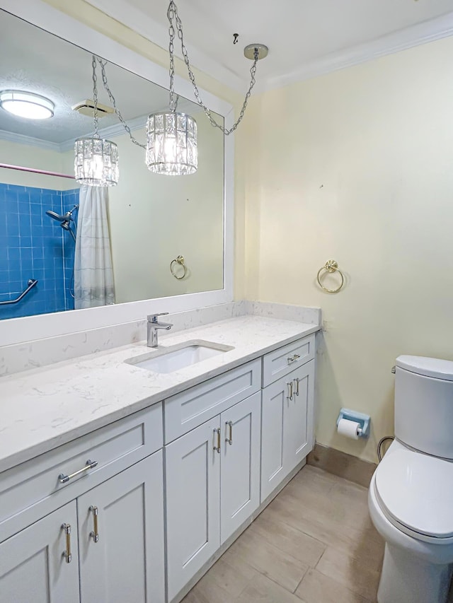 full bath with crown molding, a shower with shower curtain, baseboards, toilet, and vanity
