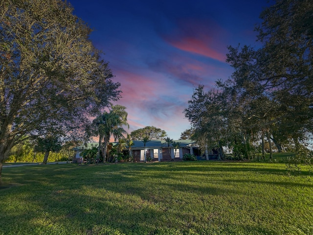 view of yard at dusk