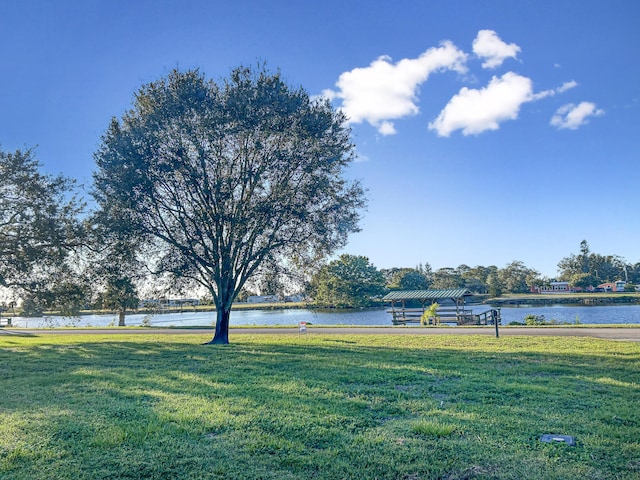 view of yard featuring a water view