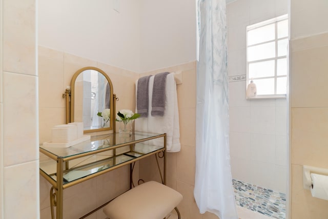 951 Green St, West Palm Beach, FL 33405 - bathroom featuring tile walls, a tile shower, and toilet