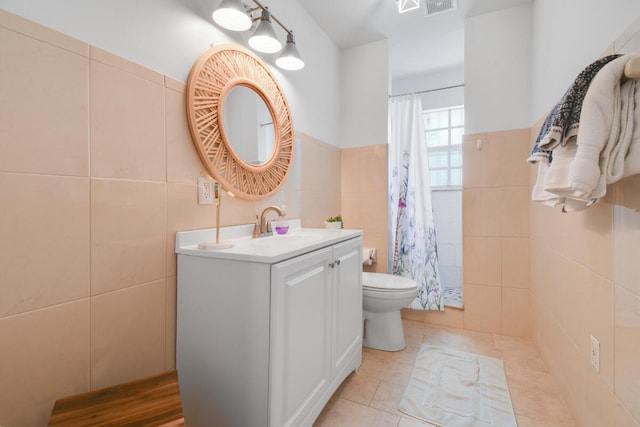 951 Green St, West Palm Beach, FL 33405 - full bath featuring tile walls, toilet, vanity, a shower with shower curtain, and tile patterned floors