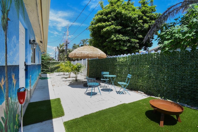 951 Green St, West Palm Beach, FL 33405 - fenced backyard featuring a patio