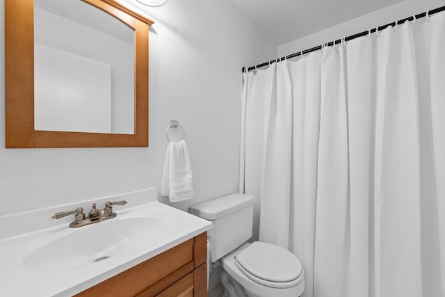full bathroom with a shower with shower curtain, toilet, and vanity