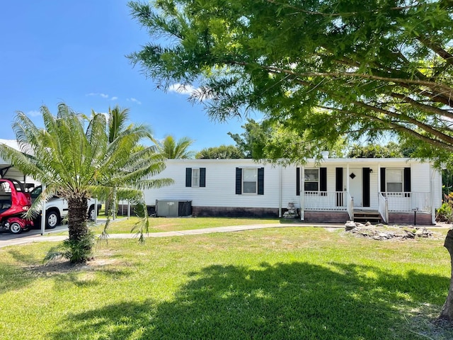 3020 SE 38th Ave, Okeechobee, FL 34974 - manufactured / mobile home with covered porch, central AC unit, and a front yard
