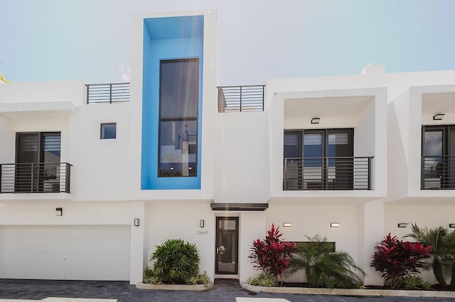view of front of property featuring an attached garage and stucco siding