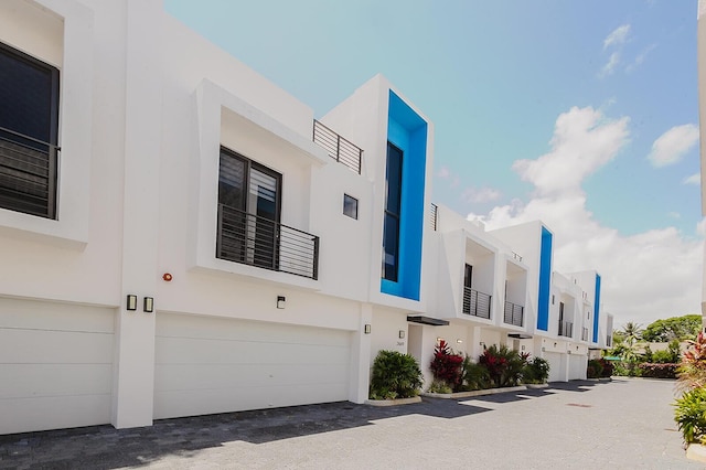2669 NE 8th Ave, Wilton Manors, FL 33334 - exterior space featuring stucco siding and an attached garage