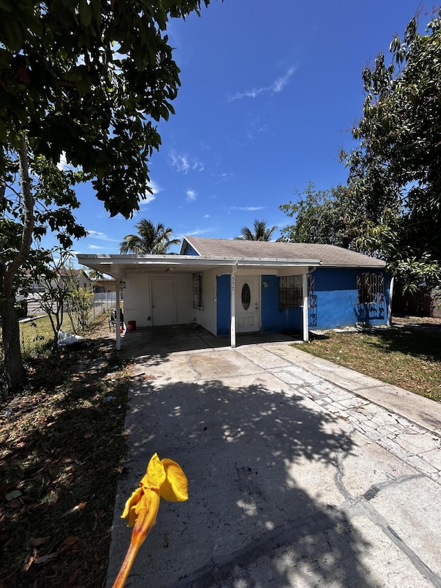 view of front of home featuring an attached carport and aphalt driveway