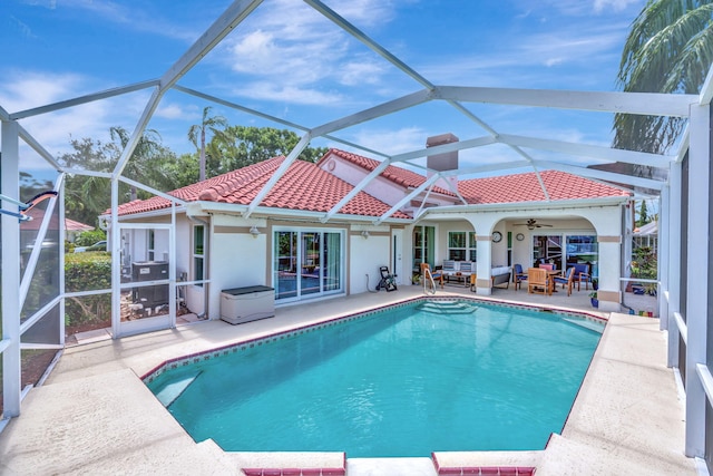 view of swimming pool featuring a patio, an outdoor hangout area, a ceiling fan, glass enclosure, and a pool with connected hot tub