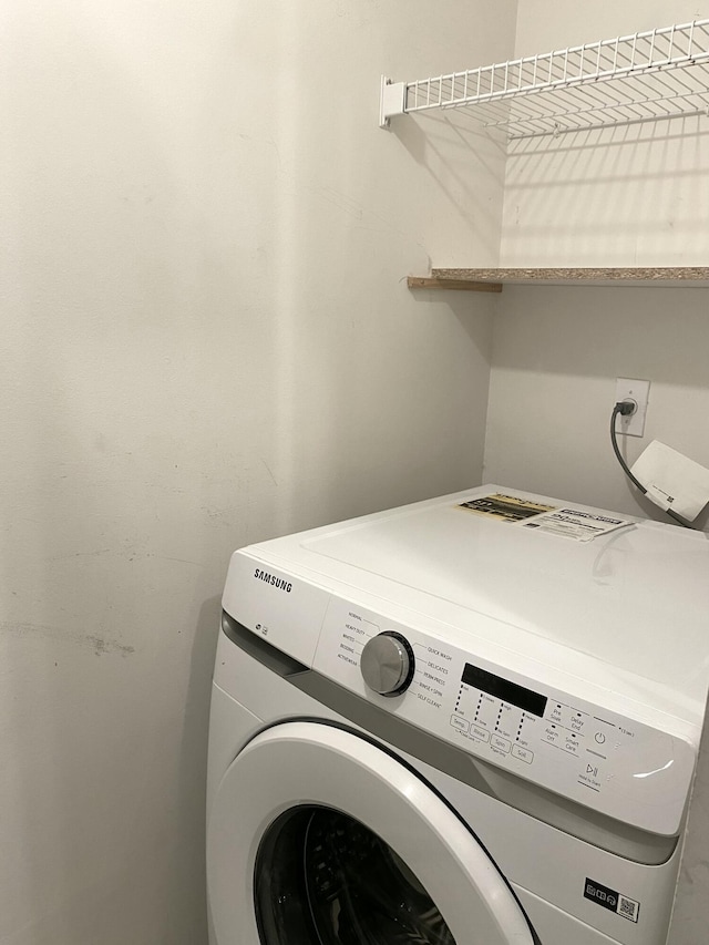 laundry area with laundry area and washer / dryer