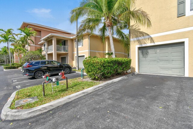 6565 Emerald Dunes Dr Unit 108, West Palm Beach, FL 33411 - empty room with visible vents, crown molding, dark wood-style flooring, track lighting, and a sink