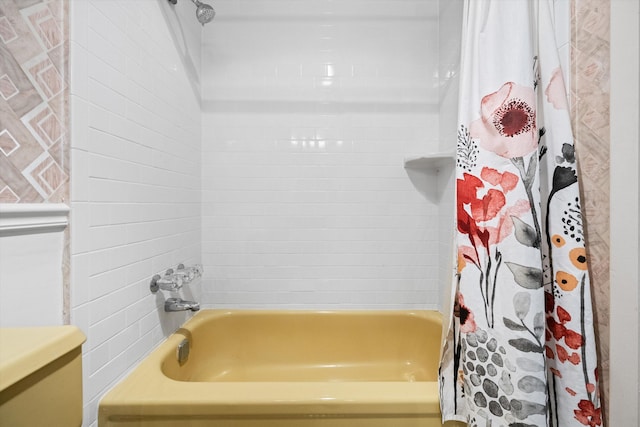 208 Cape Cod Cir, Lake Worth, FL 33467 - bathroom featuring shower / tub combo with curtain