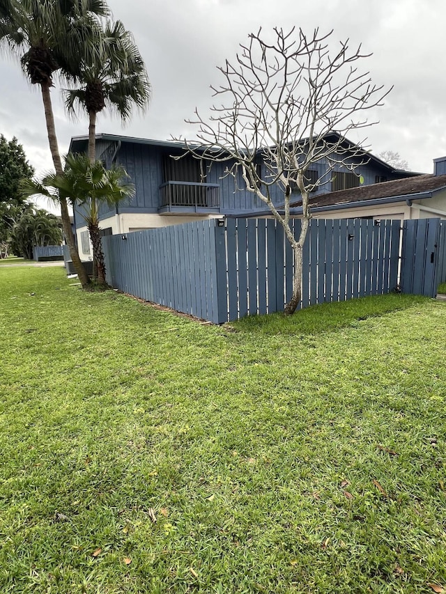 view of yard featuring fence