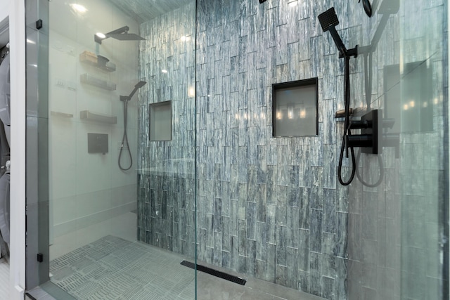 425 32nd St, West Palm Beach, FL 33407 - bathroom featuring a tile shower