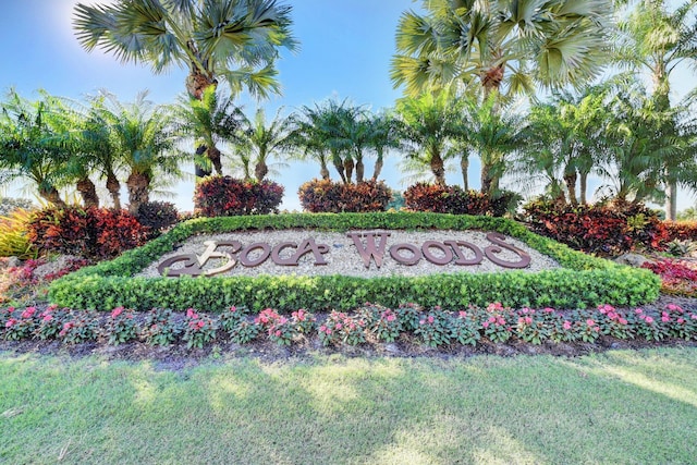 community sign featuring a lawn