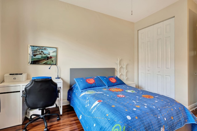 112 Osceola Ln, Jupiter, FL 33458 - bedroom featuring baseboards, wood finished floors, and a closet