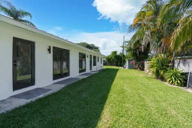 303/305 De Carie, Delray Beach, FL 33444 - view of yard with fence