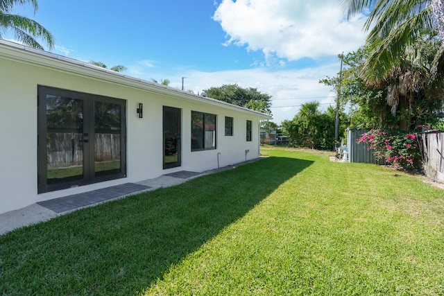 303/305 De Carie, Delray Beach, FL 33444 - view of yard featuring fence