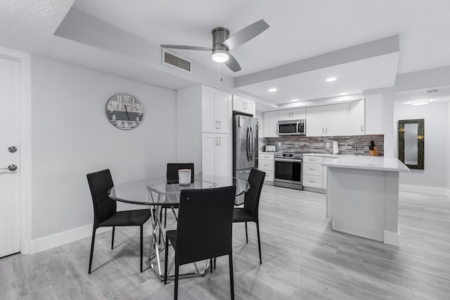 dining area featuring visible vents, baseboards, recessed lighting, light wood-type flooring, and a ceiling fan