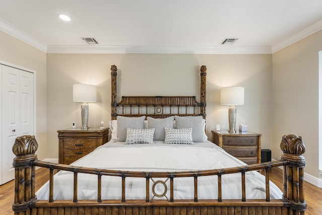 bedroom featuring visible vents, ornamental molding, wood finished floors, and recessed lighting