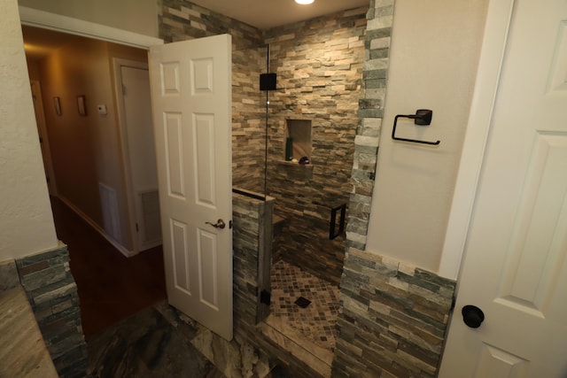 7175 NW 82nd Ct, Okeechobee, FL 34972 - bathroom with visible vents and a tile shower