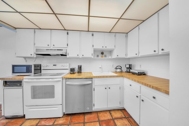 36 Stratford Ln Unit F, Boynton Beach, FL 33436 - kitchen featuring stainless steel appliances, a sink, under cabinet range hood, white cabinetry, and light countertops