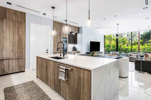 914 Palm Trl, Delray Beach, FL 33483 - kitchen featuring open floor plan, a sink, a large island with sink, and modern cabinets